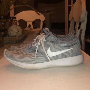 GRAY NIKE RUNNING SHOES